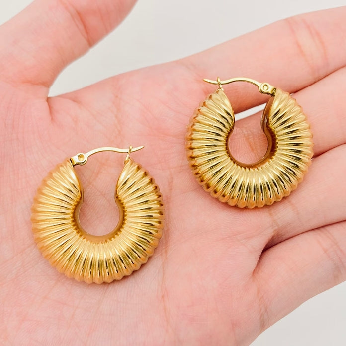 Birdie & Fern Ribbed Hoop Earrings