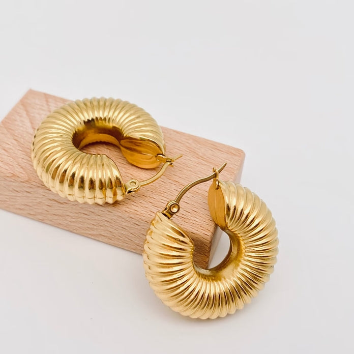 Birdie & Fern Ribbed Hoop Earrings