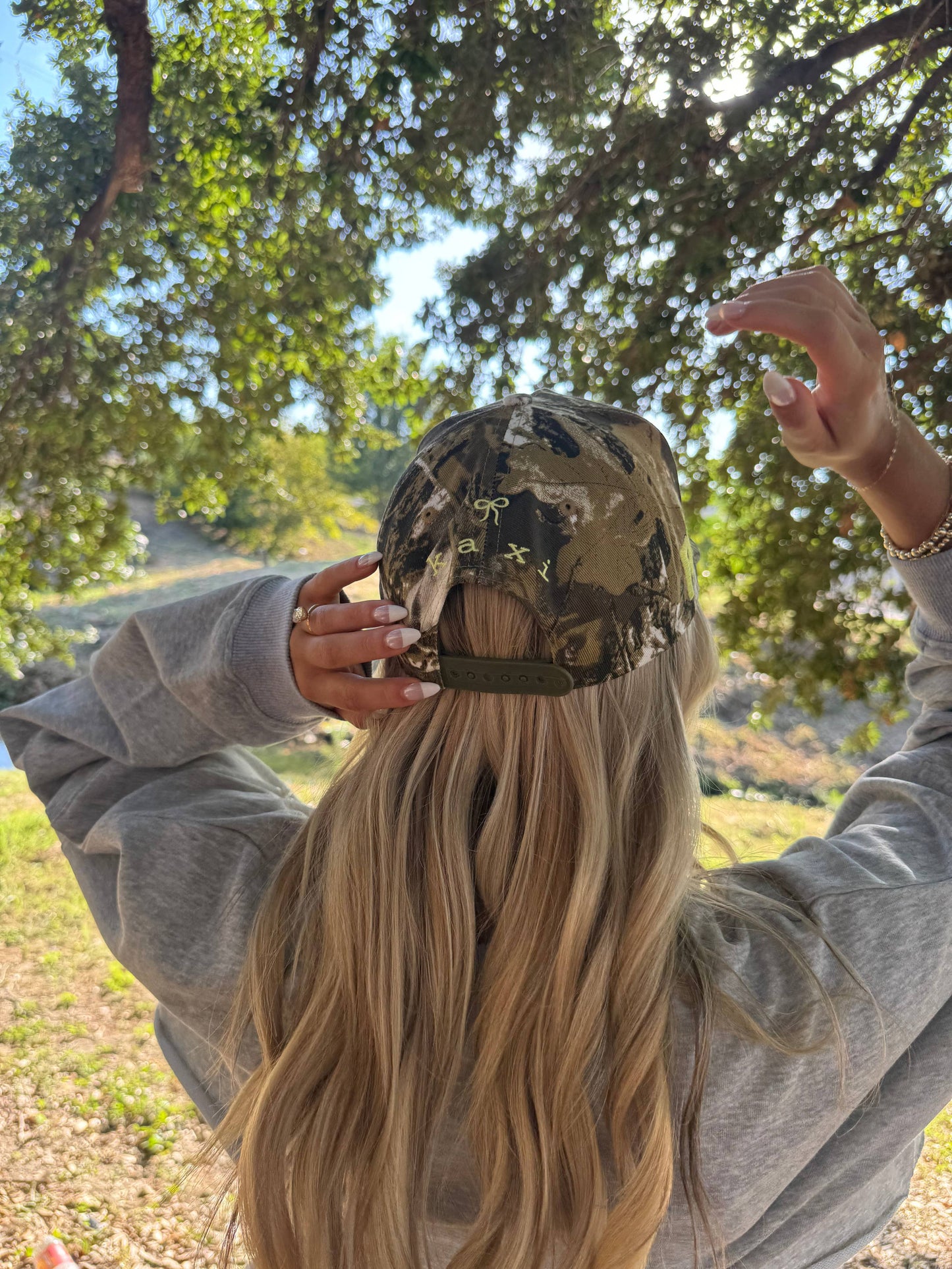 CAMO BOW TRUCKER HAT