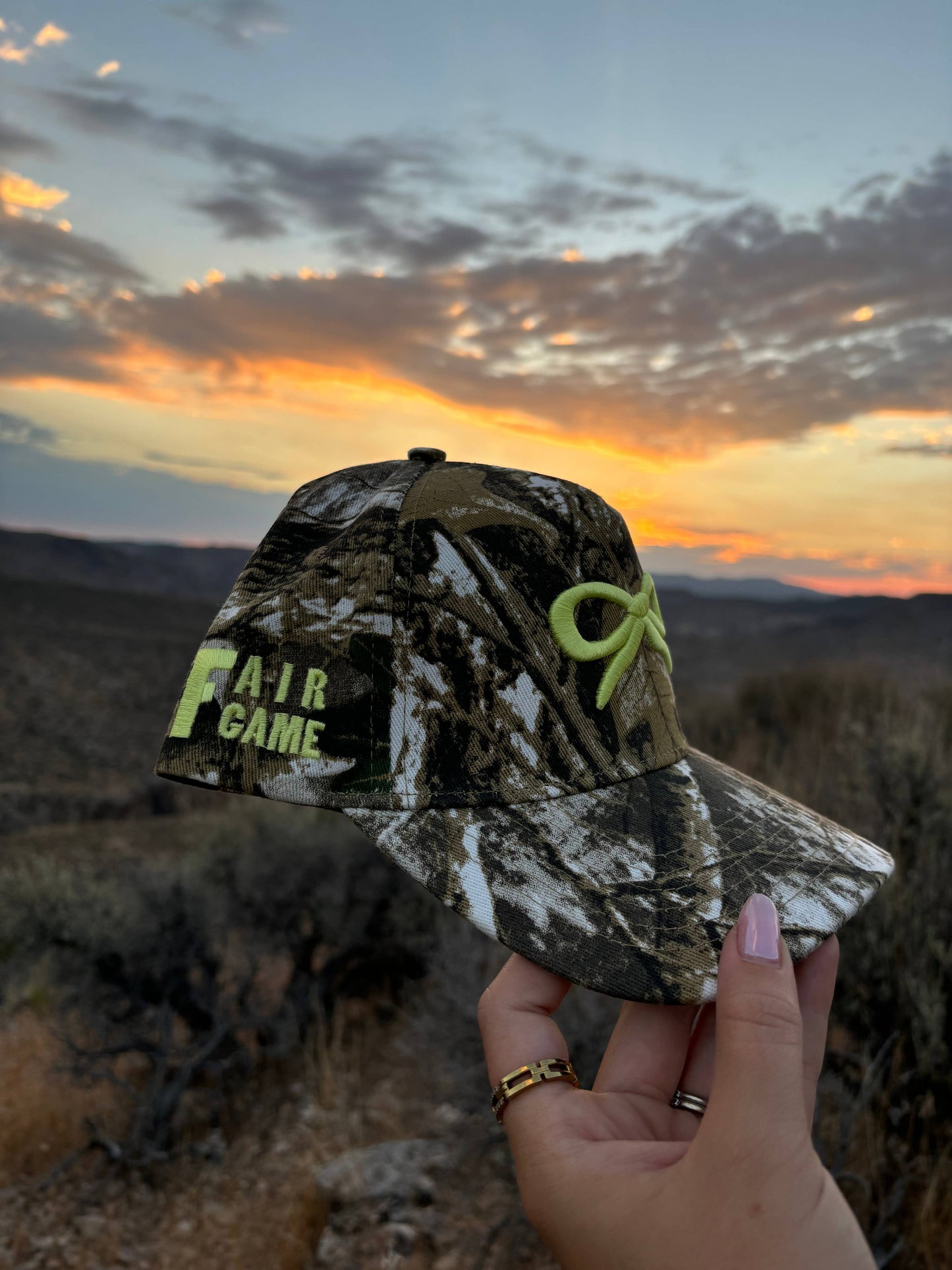 CAMO BOW TRUCKER HAT