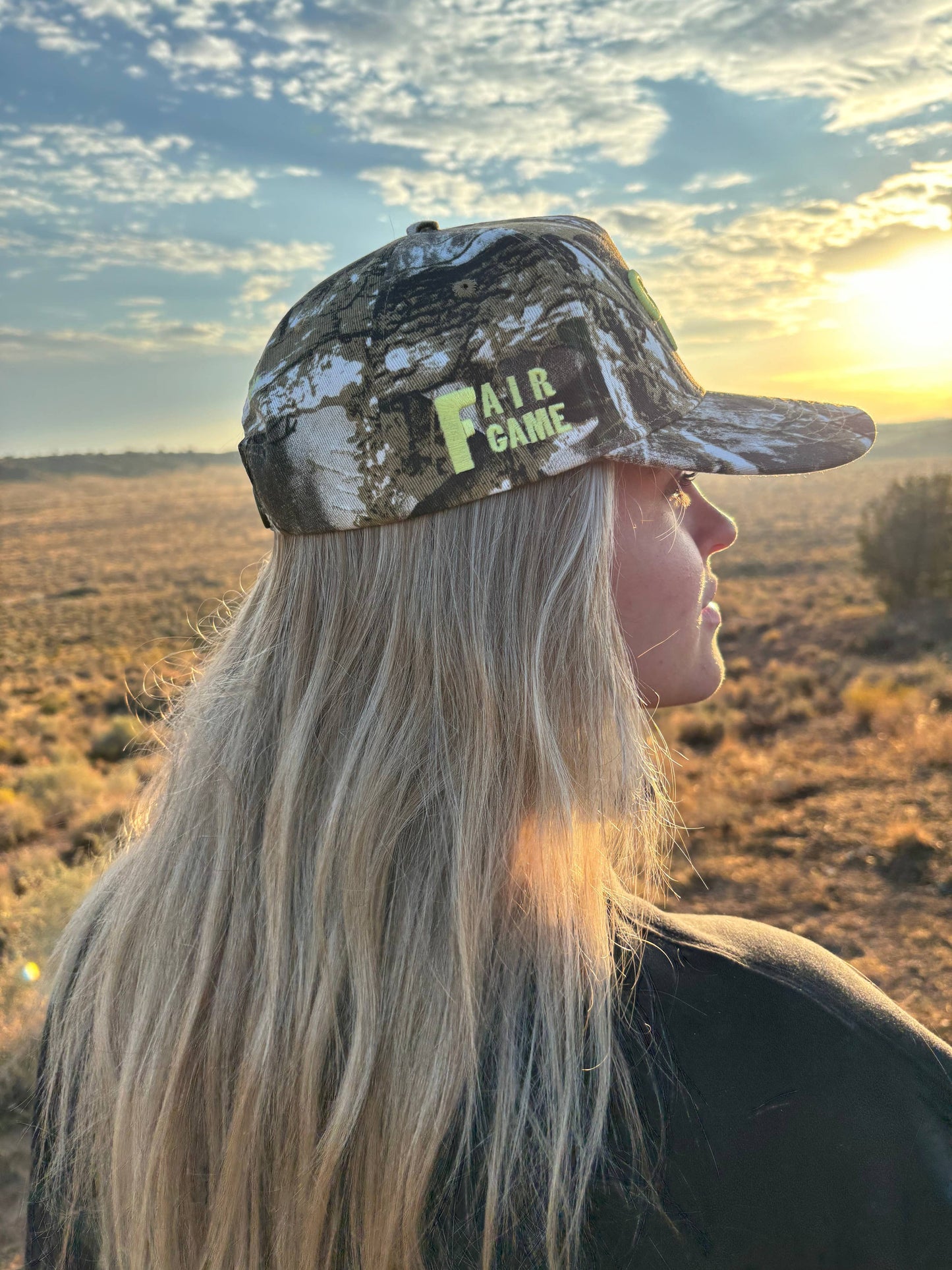 CAMO BOW TRUCKER HAT