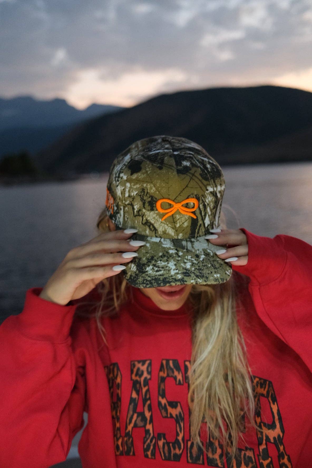 CAMO BOW TRUCKER HAT