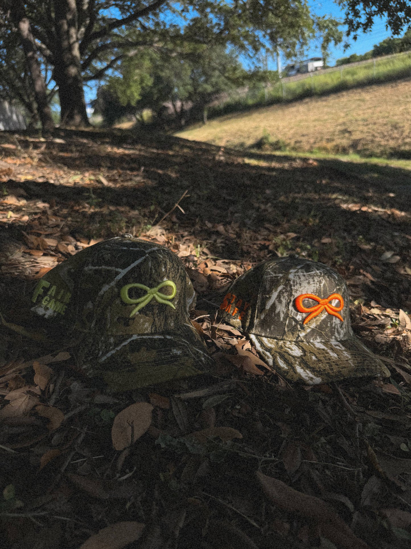 CAMO BOW TRUCKER HAT