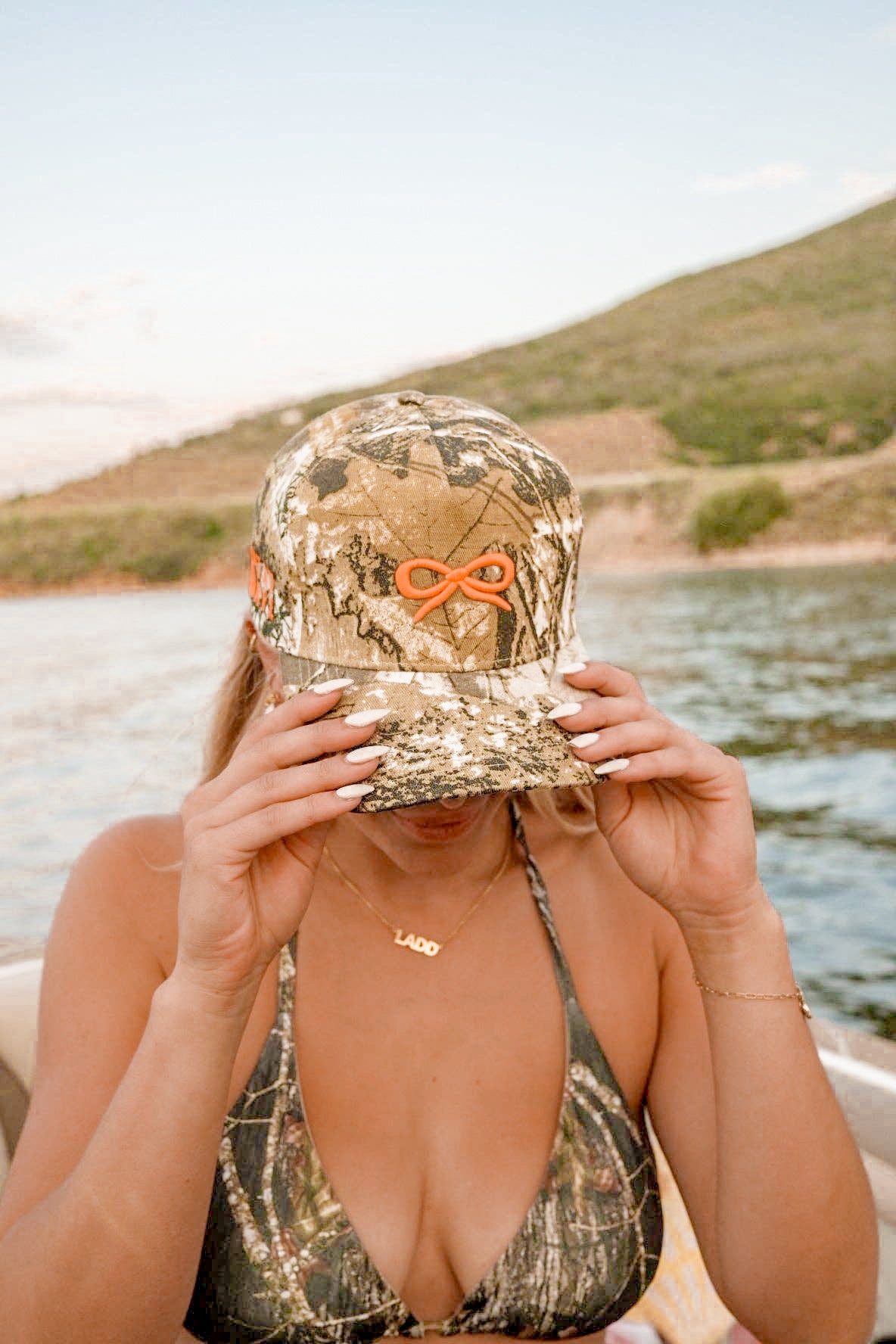 CAMO BOW TRUCKER HAT