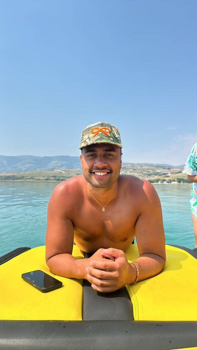 CAMO BOW TRUCKER HAT