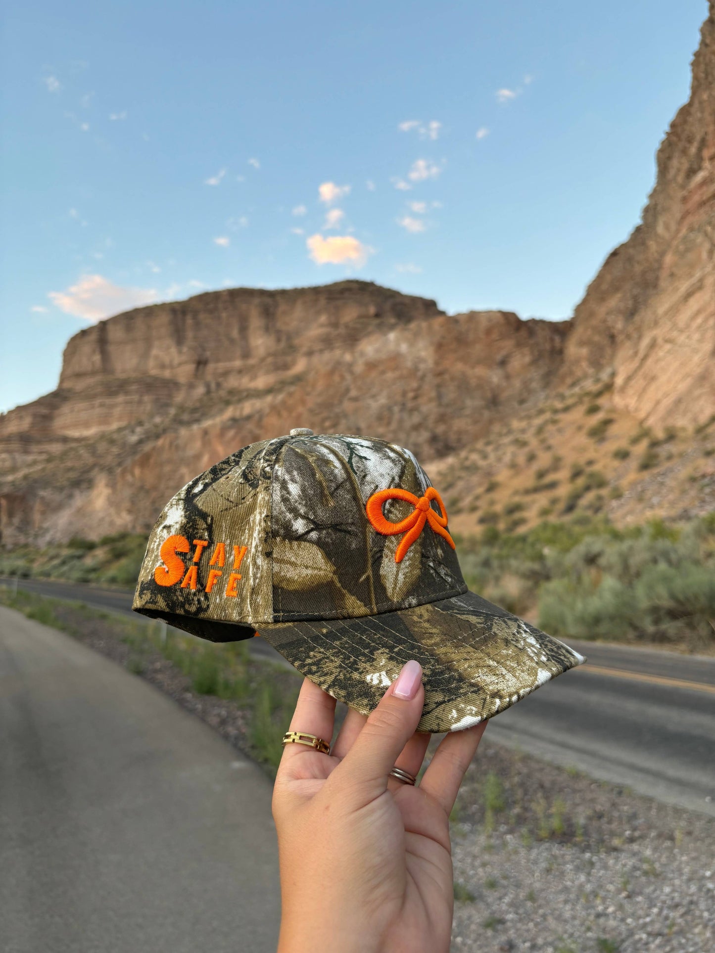 CAMO BOW TRUCKER HAT