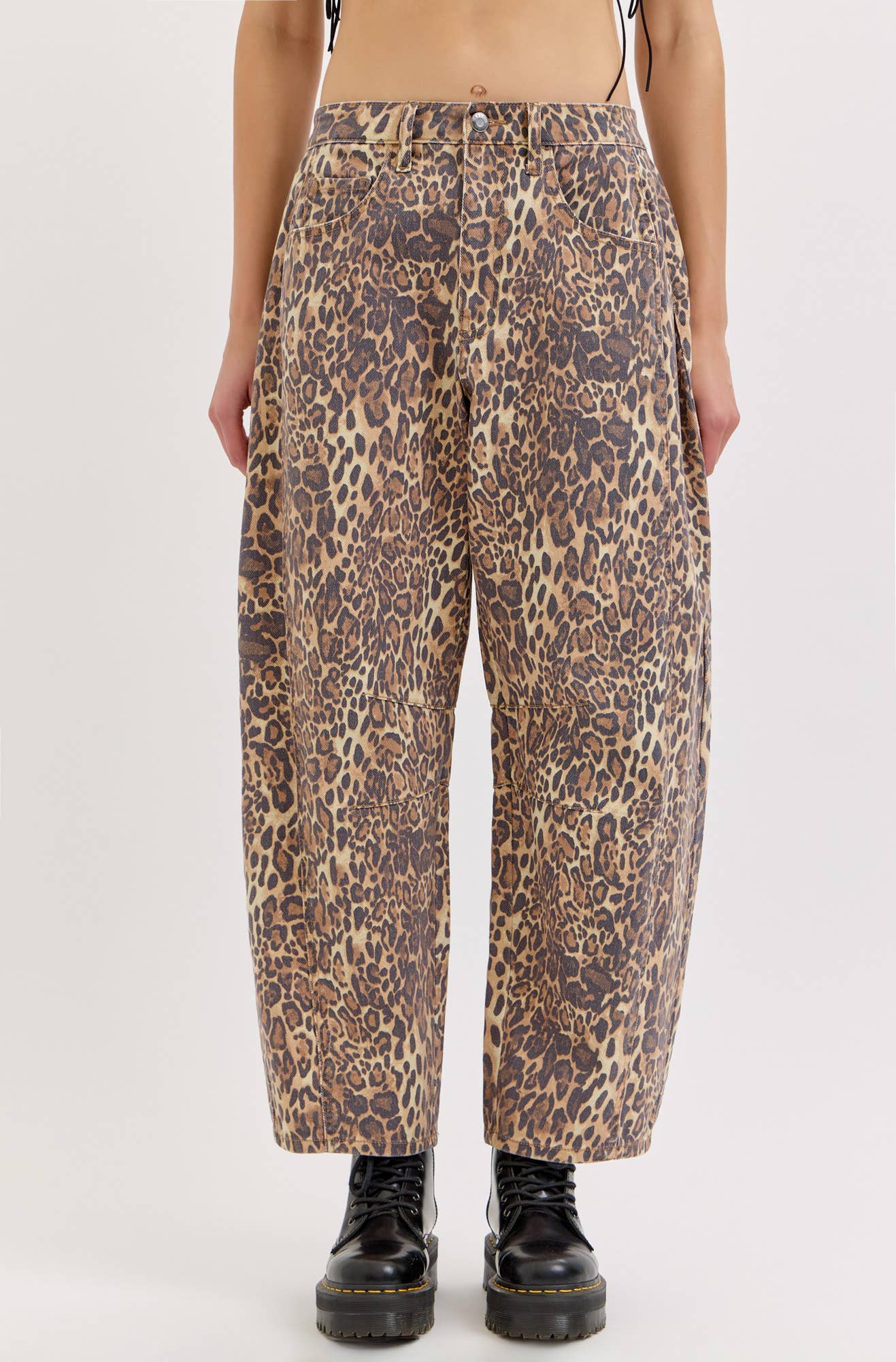 Relaxed fit leopard barrel jeans cropped at the ankle
