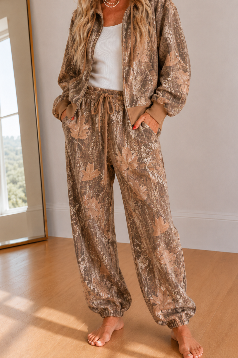 Women’s relaxed woodland camo joggers in the Weathered Timber brown colorway with a drawstring waist, pockets and elastic cuffs.