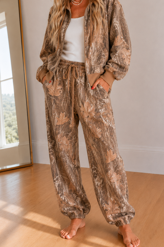 Women’s relaxed woodland camo joggers in the Weathered Timber brown colorway with a drawstring waist, pockets and elastic cuffs.