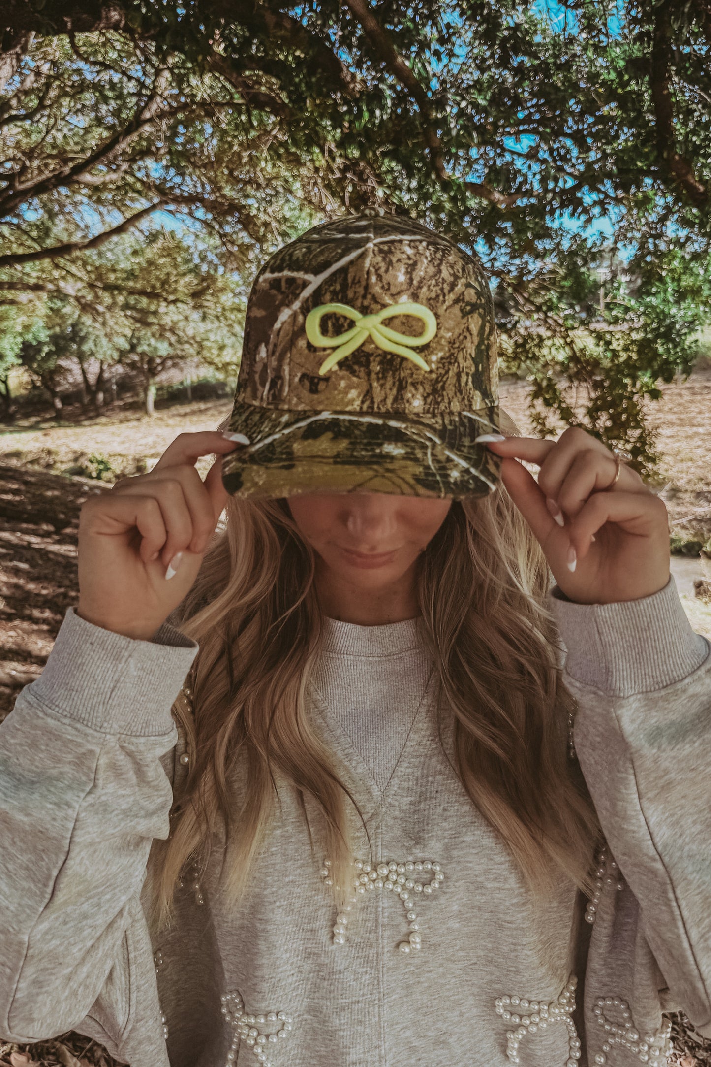 CAMO BOW TRUCKER HAT