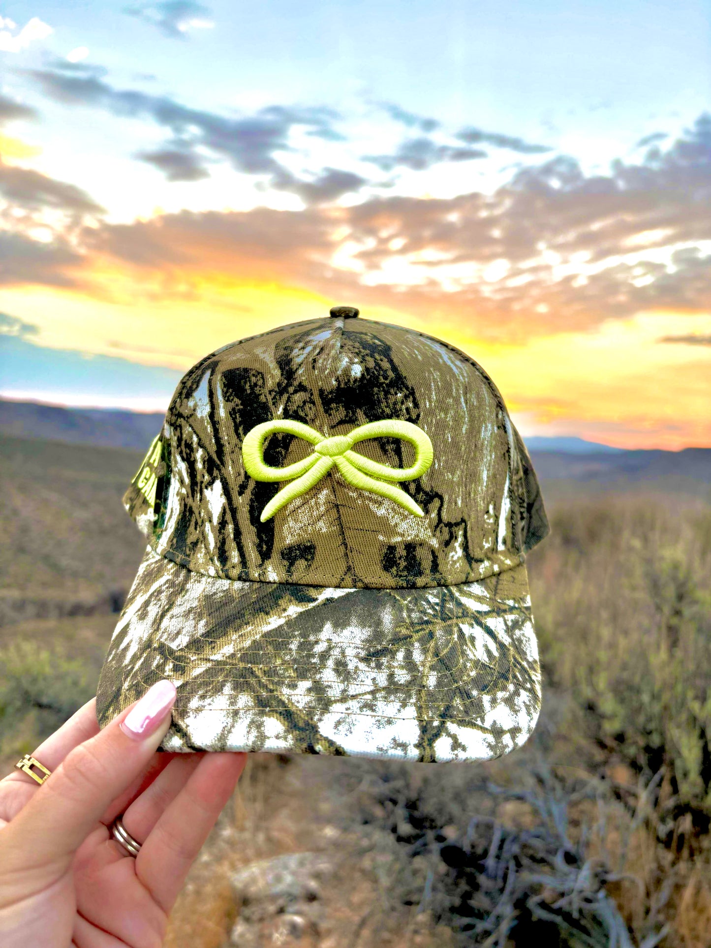 CAMO BOW TRUCKER HAT