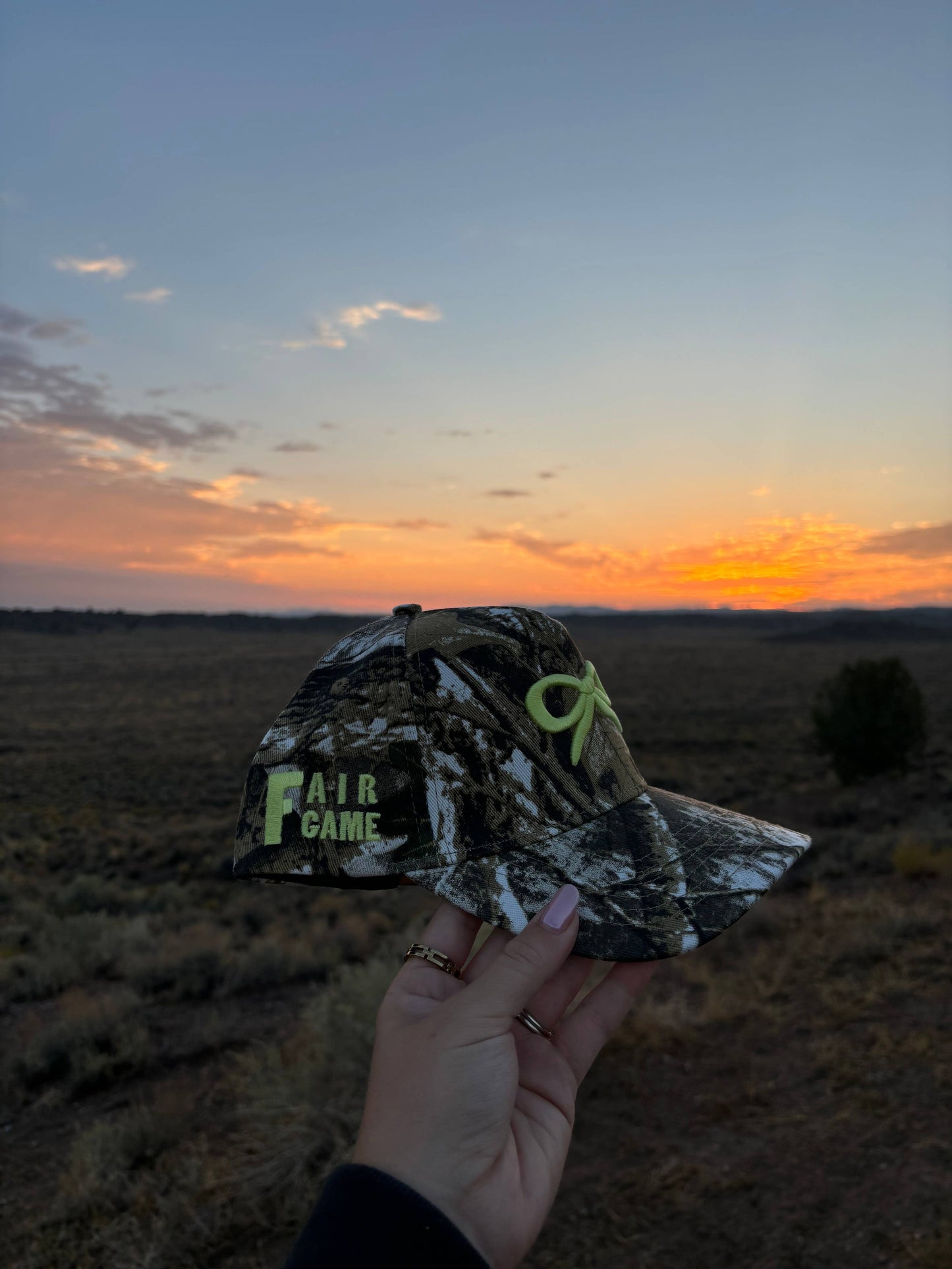 CAMO BOW TRUCKER HAT